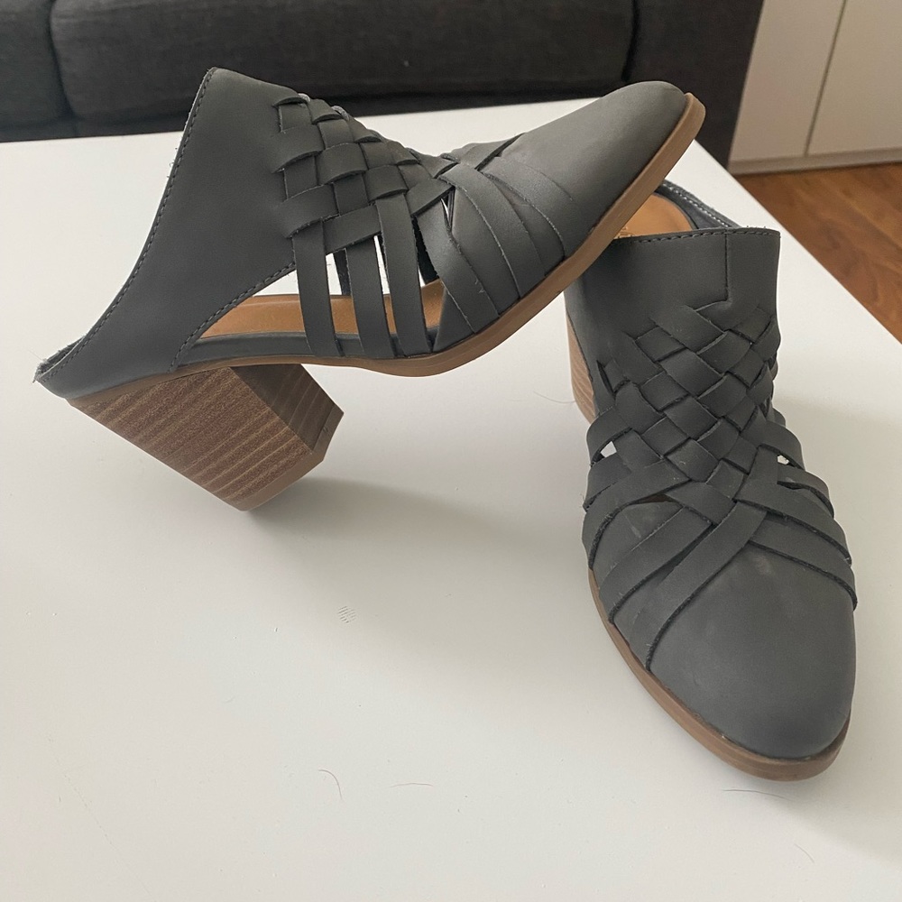 Universal Thread Aiden Huarache Dark Grey Heeled Mules